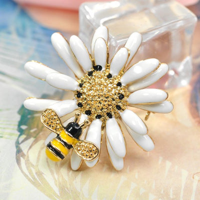 Gyn&Joy Golden Tone White Yellow Painted Enamel Bee Daisy Flower Collar Brooch Pin For Women