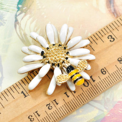 Gyn&Joy Golden Tone White Yellow Painted Enamel Bee Daisy Flower Collar Brooch Pin For Women